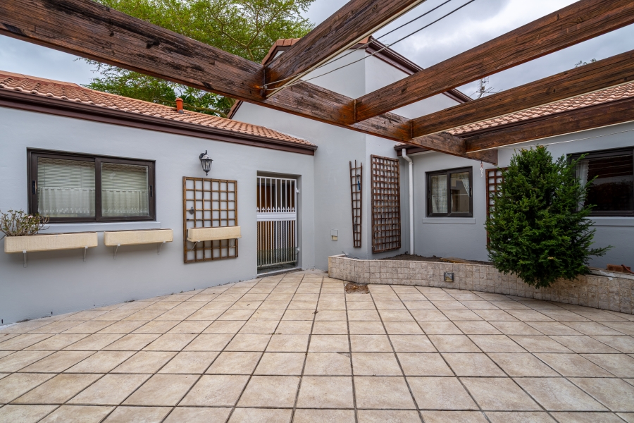 4 Bedroom Property for Sale in Dennendal Western Cape